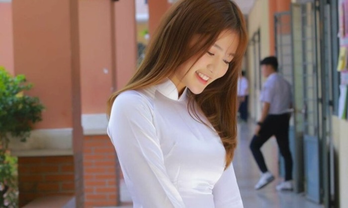 白いアオザイを着ているベトナム人女子学生